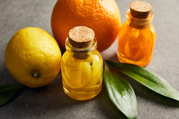 Oli Essenziali Con Limone Arancia Superficie Scura — Foto Stock