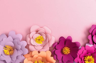 pembe bir arka plan üzerinde renkli kağıt çiçek Üstten Görünüm 