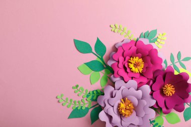 En iyi görünüm çok renkli kağıt çiçekler ve pembe arka plan bırakır 