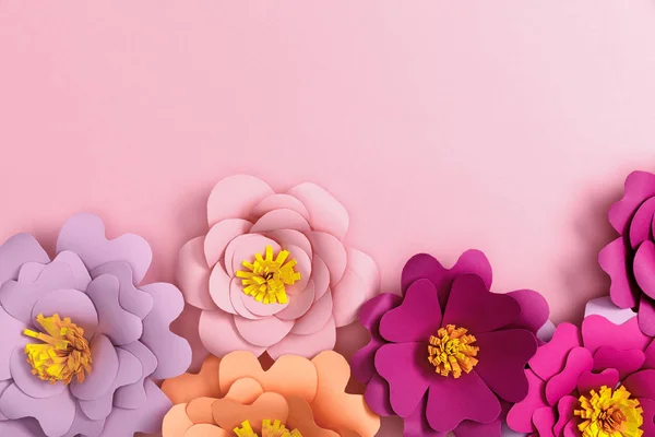 Pembe Bir Arka Plan Üzerinde Renkli Kağıt Çiçek Üstten Görünüm — Stok fotoğraf