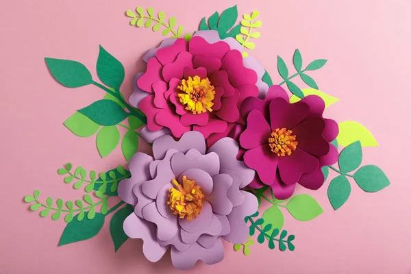 Ovanifrån Papper Färgglada Blommor Och Gröna Blad Rosa Bakgrund — Stockfoto