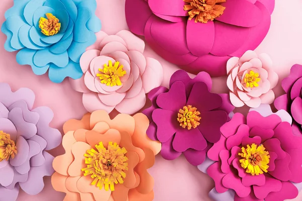 Bovenaanzicht Van Papier Kleurrijke Bloemen Roze Achtergrond — Stockfoto