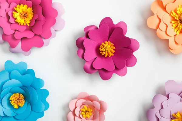 Gri Arka Plan Üzerinde Renkli Kağıt Çiçek Üstten Görünüm — Stok fotoğraf