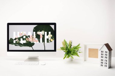 bilgisayarınıza monitör sağlık yazı ve beyaz arka plan üzerinde masa dekorasyon