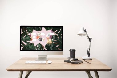 yeşil yaprakları ve eko illüstrasyon ahşap masa üzerinde monitörde olan bilgisayar
