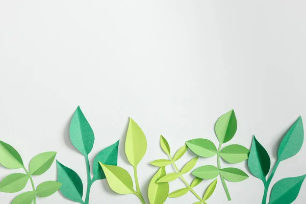 Вид Сверху Зеленые Бумажные Растения Листьями Сером Фоне — стоковое фото