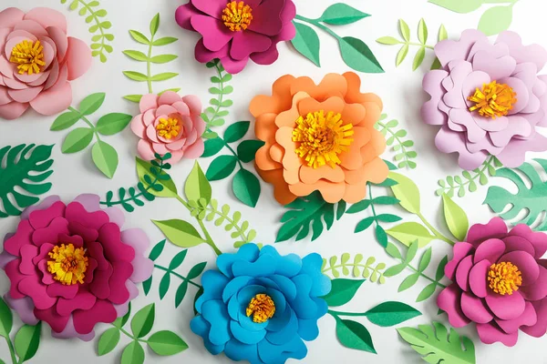 Pohled Shora Barevné Papírové Květiny Zelené Listy Šedém Pozadí — Stock fotografie
