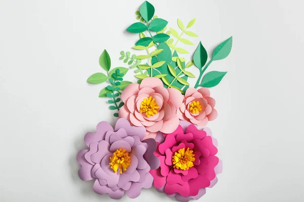 Розовые Лиловые Бумажные Цветы Зелеными Листьями Сером Фоне — стоковое фото