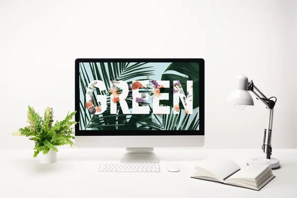 Számítógép Zöld Betűkkel Trópusi Levelek Íróasztal Fehér Háttér Monitoron — Stock Fotó
