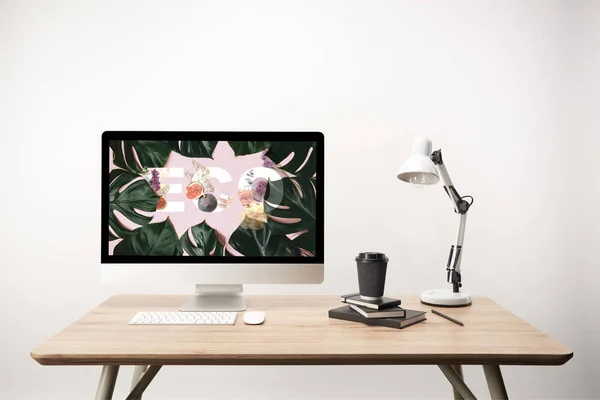 Computer Con Foglie Verdi Illustrazione Ecologica Monitor Scrivania Legno — Foto Stock