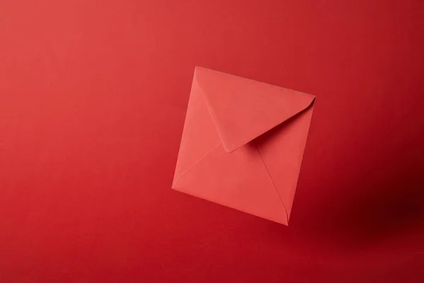 Envelope Brilhante Colorido Vazio Fundo Vermelho Com Espaço Cópia — Fotografia de Stock