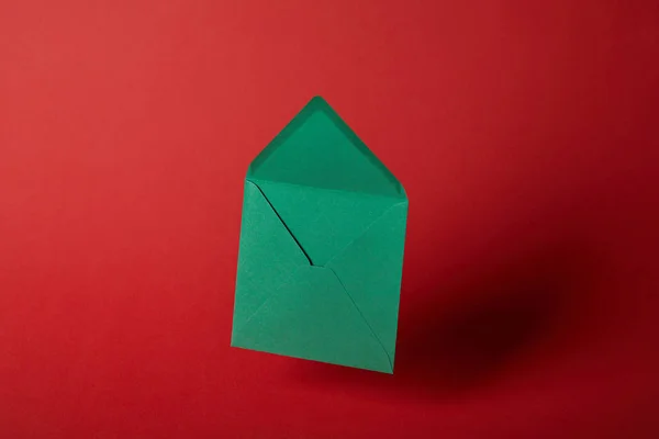 Envelope Brilhante Vazio Verde Fundo Vermelho Com Espaço Cópia — Fotografia de Stock