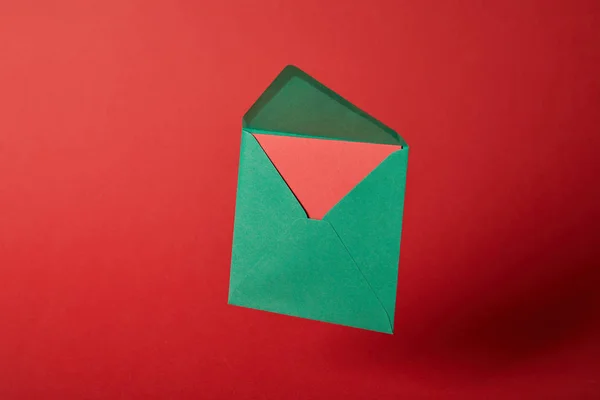 Envelope Brilhante Verde Com Cartão Fundo Vermelho Com Espaço Cópia — Fotografia de Stock