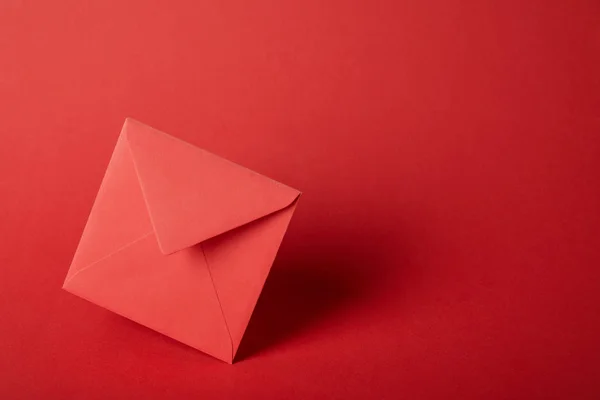 Envelope Brilhante Colorido Vazio Fundo Vermelho Com Espaço Cópia — Fotografia de Stock