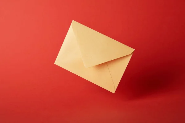 Heldere Kleurrijke Gele Envelop Rode Achtergrond Met Kopie Ruimte — Stockfoto