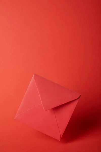 Envelope Brilhante Colorido Vazio Fundo Vermelho Com Espaço Cópia — Fotografia de Stock