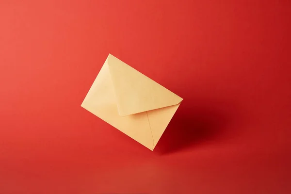 Envelope Brilhante Colorido Amarelo Fundo Vermelho Com Espaço Cópia — Fotografia de Stock