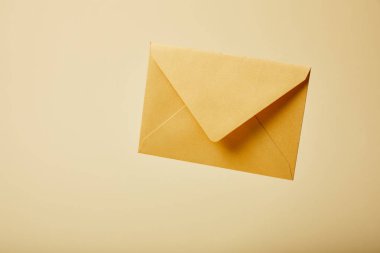 kopya alanı ile renkli arka plan üzerinde sarı ve parlak zarf 