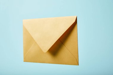 Mavi kopya alanı ile izole sarı ve parlak zarf