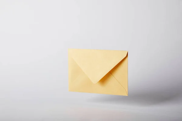 Gele Kleurrijke Envelop Grijze Achtergrond Met Kopie Ruimte — Stockfoto