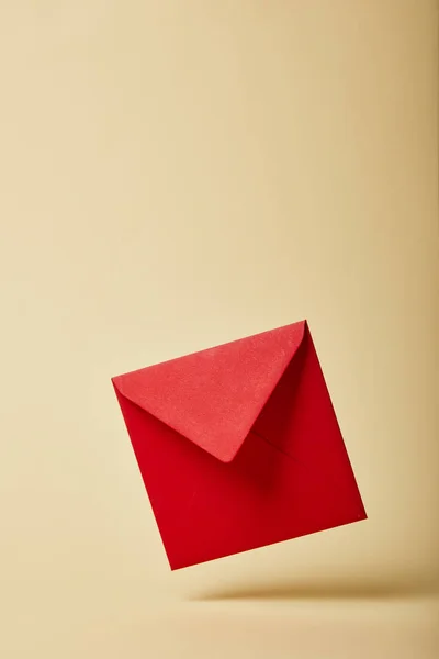 Roter Und Heller Umschlag Auf Buntem Und Gelbem Hintergrund Mit — Stockfoto