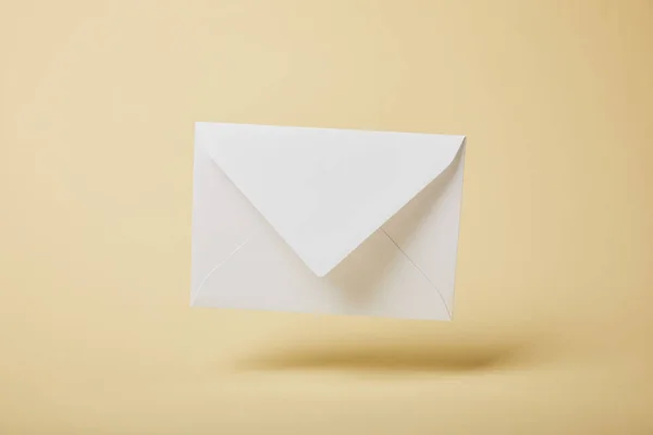 Envelope Branco Vazio Fundo Amarelo Com Espaço Cópia — Fotografia de Stock