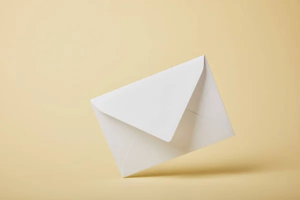 Envelope Branco Branco Fundo Amarelo Com Espaço Cópia — Fotografia de Stock
