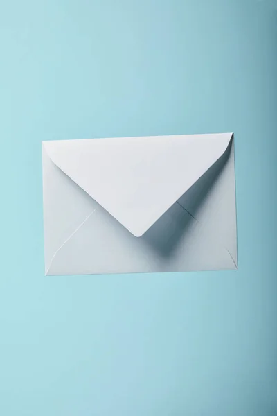 Envelope Branco Vazio Fundo Azul Com Espaço Cópia — Fotografia de Stock