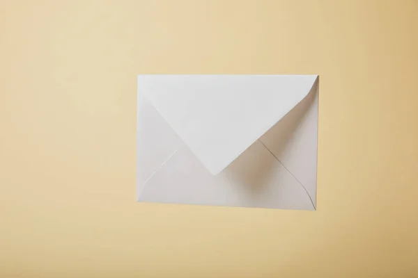 Witte Lege Envelop Gele Achtergrond Met Kopie Ruimte — Stockfoto