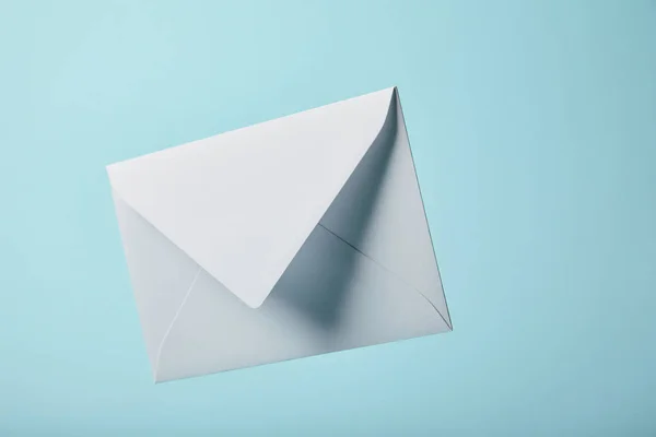 Envelope Branco Branco Fundo Azul Com Espaço Cópia — Fotografia de Stock