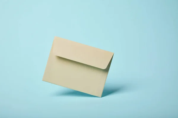 Envelope Bege Branco Fundo Azul Com Espaço Cópia — Fotografia de Stock