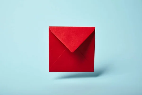 Envelope Vermelho Brilhante Fundo Azul Com Espaço Cópia — Fotografia de Stock