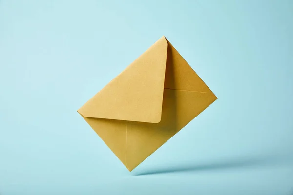 Envelope Amarelo Brilhante Fundo Azul Com Espaço Cópia — Fotografia de Stock