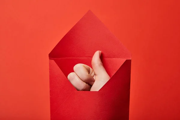 Részleges Kilátás Ember Hüvelykujját Mutatja Fel Piros Háttéren Világos Boríték — Stock Fotó