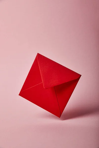 Envelope Vermelho Colorido Fundo Rosa Com Espaço Cópia — Fotografia de Stock