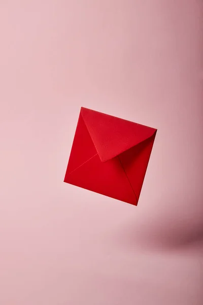 Envelope Vermelho Brilhante Fundo Rosa Com Espaço Cópia — Fotografia de Stock