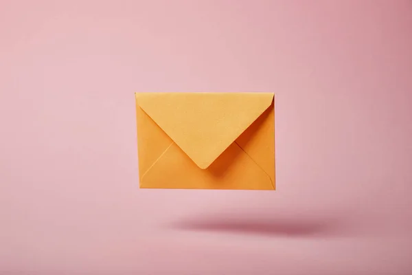 Gele Kleurrijke Envelop Roze Achtergrond Met Kopie Ruimte — Stockfoto