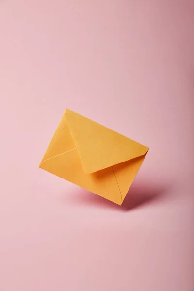 Envelope Amarelo Colorido Fundo Rosa Com Espaço Cópia — Fotografia de Stock