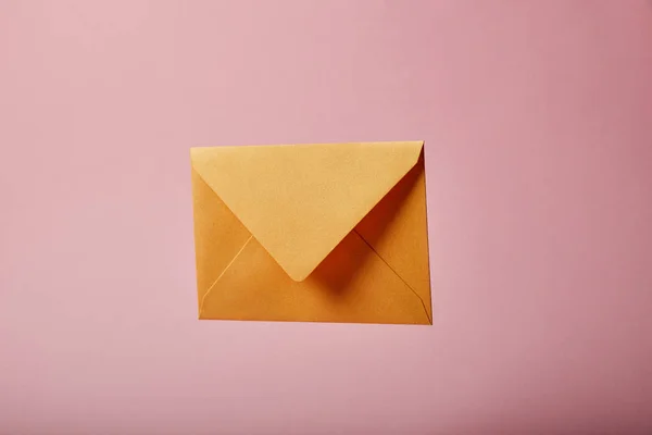 Envelope Amarelo Brilhante Sobre Fundo Rosa Com Espaço Cópia — Fotografia de Stock