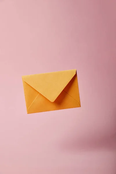 Envelope Amarelo Brilhante Sobre Fundo Rosa Com Espaço Cópia — Fotografia de Stock