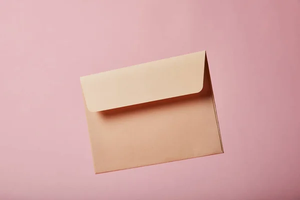 Envelope Bege Vazio Fundo Rosa Com Espaço Cópia — Fotografia de Stock