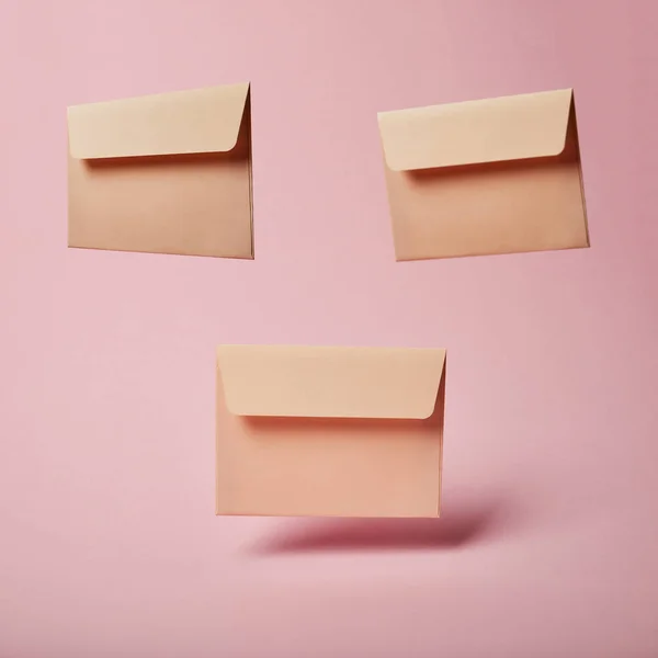 Envelopes Bege Com Espaço Cópia Fundo Rosa Pastel — Fotografia de Stock