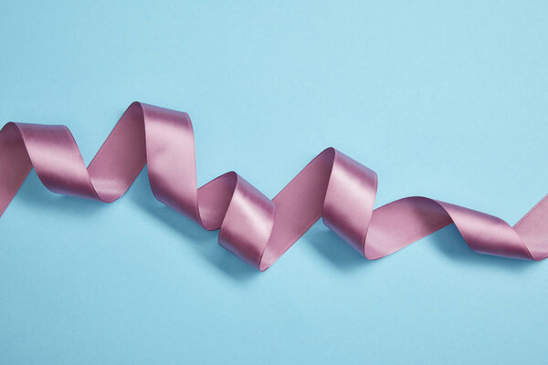 верхний вид фиолетовой атласной ленты на синий цвет
 