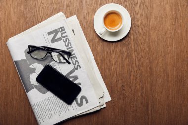 bardak kahve ile boş ekran ve gözlük ile smartphone yakınındaki gazetesinin Üstten Görünüm