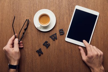 boş ekran ve gözlük haber yazı ve kahve ile dijital tablet tutan adamın kırpılmış görünümü 