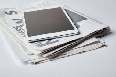 Dijital tablet ile iş tarama, beyaz yakınındaki boş perde 