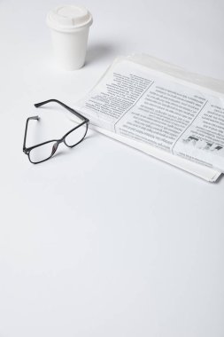 kağıt bardak ve Gazeteler beyaza yakın gözlük 