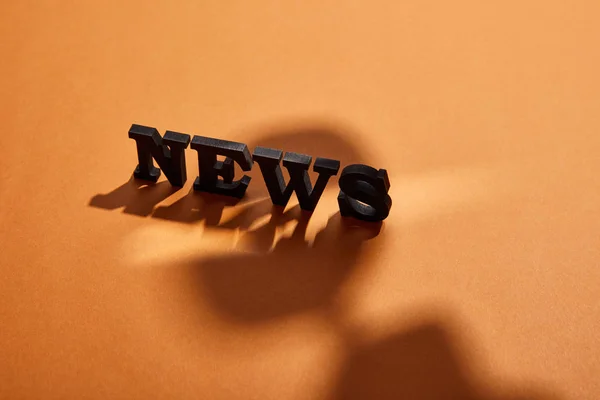 Fekete Hírek Betűk Másol Hely Közelében Árnyékok Narancs — Stock Fotó