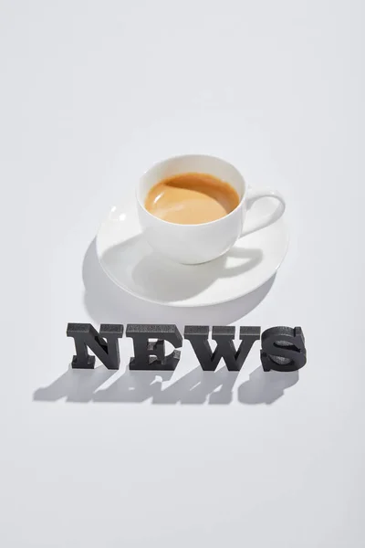 Negro Letras Noticias Cerca Taza Con Café Blanco — Foto de Stock