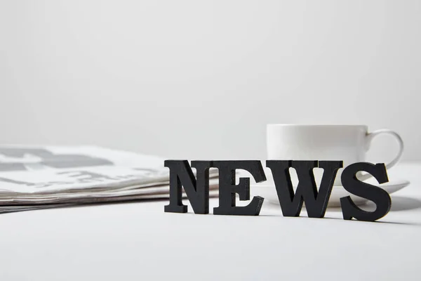 Selective Focus News Lettering Cup Glasses Newspaper White — Stock Photo, Image